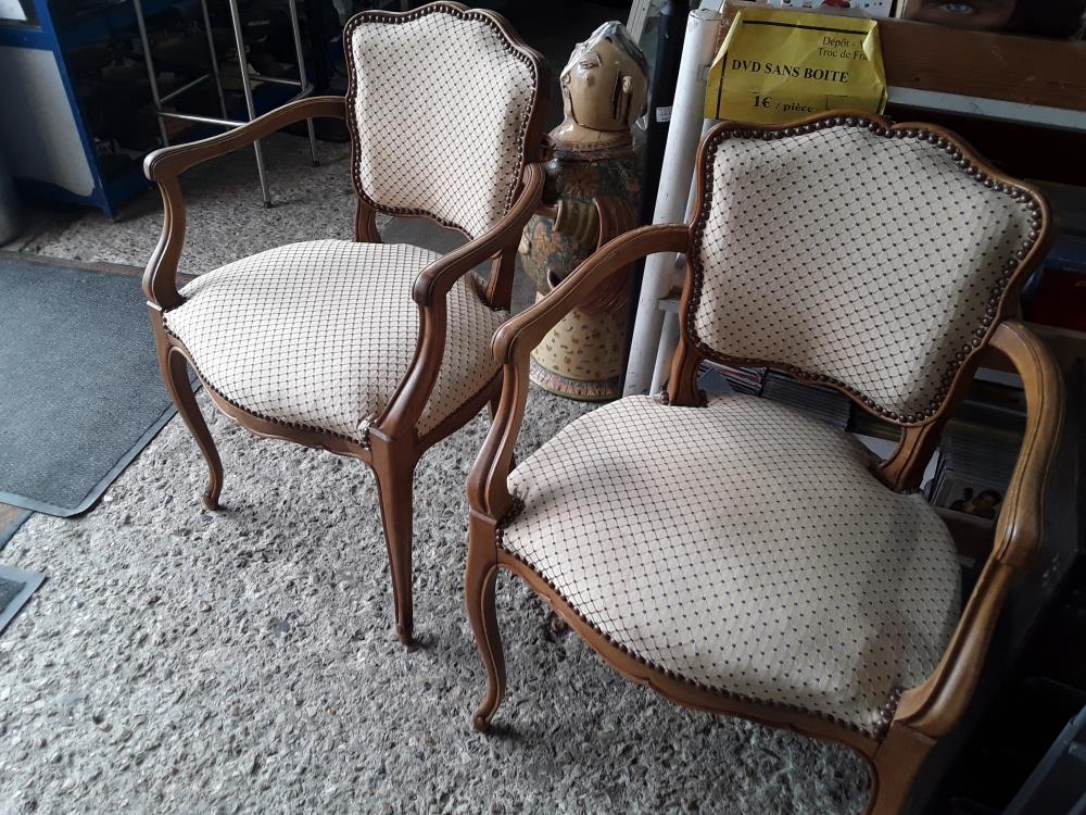 PAIRE DE FAUTEUILS TISSU BEIGE CHIN TACHE SUR 1 STYLE REG