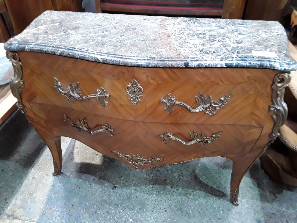 COMMODE 2T MARQUETERIE  PIEDS ARRIERES AVEC MANQUES DE STYLE AVEC BRONZES