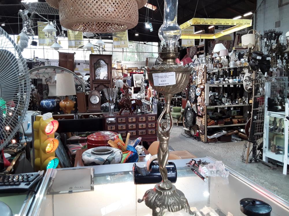 LAMPE A PETROLE FEMME TORCHERE BRONZE ET LAITON