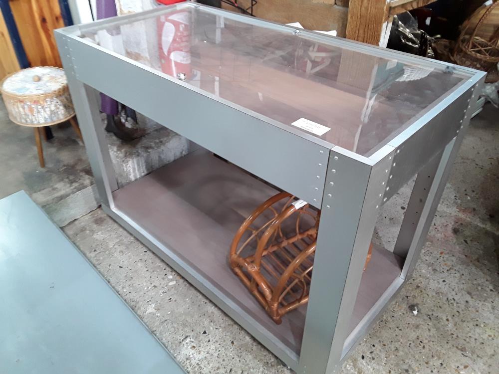VITRINE  A PLAT SUR TABLE 60X120 SUR ROULETTES GRISE