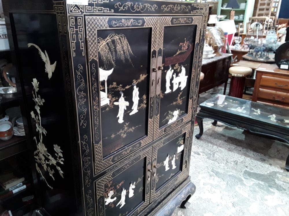 MEUBLE CHINOIS LAQUE NOIR 4P SUR PIED DECOR PERSONNAGES PIERRE