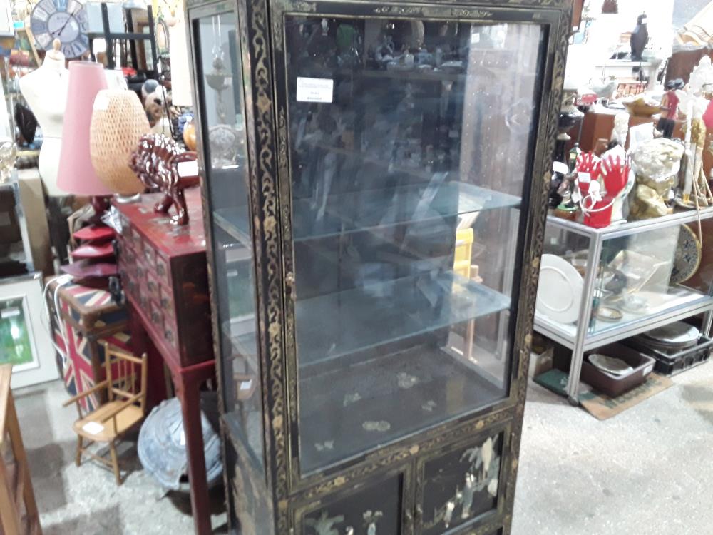 VITRINE CHINOISE LAQUEE NOIRE DECOR PERSONNAGES 1P VITRE 2P BAS