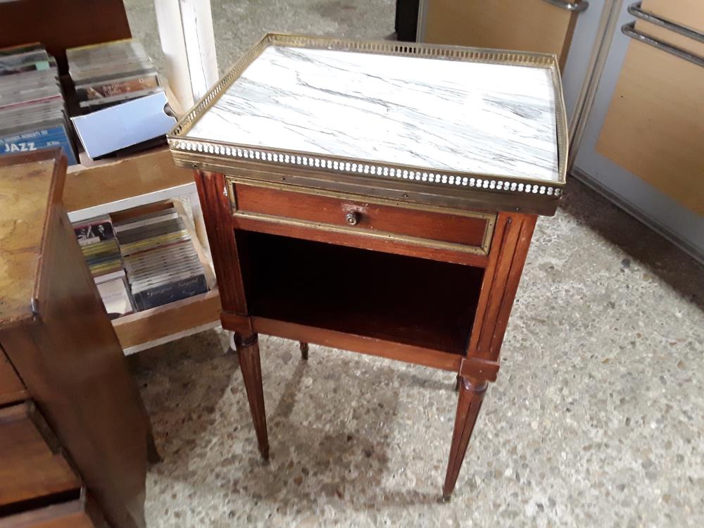 CHEVET ACAJOU PATINE AVEC COUPS 1T  MARBRE BLANC A GALERIE 