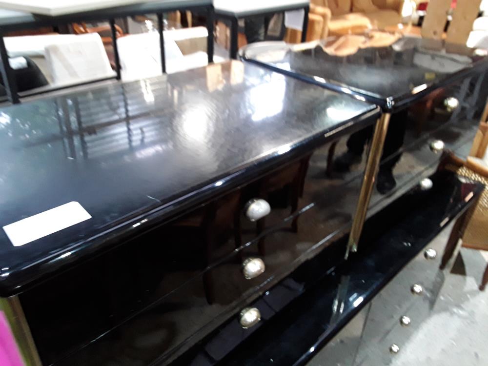 PAIRE DE CHEVETS LAQUES NOIR RAYURES  3 TIROIRS POIGNEES DOREES