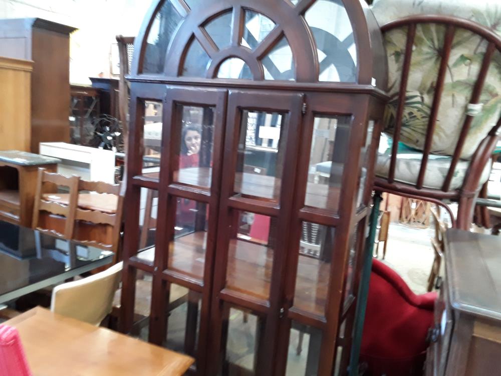 VITRINE FORME OBUS 223 CM  2P AVEC ETAGERES