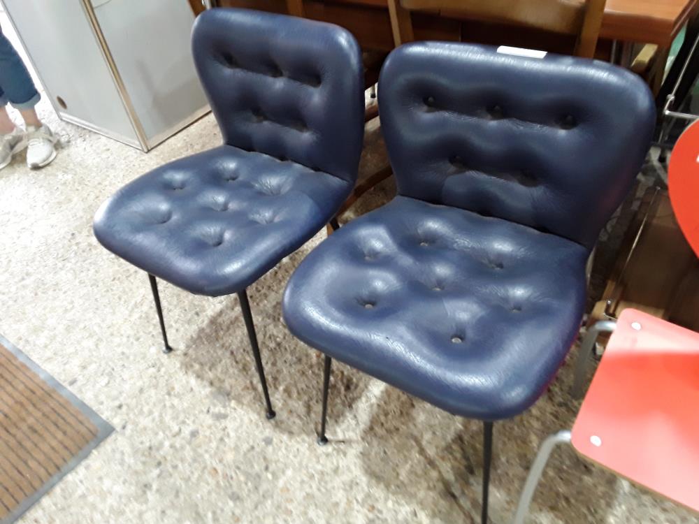 PAIRE DE CHAISES LOUIS SOGNOT BLEU CAPITONNEE AN 50