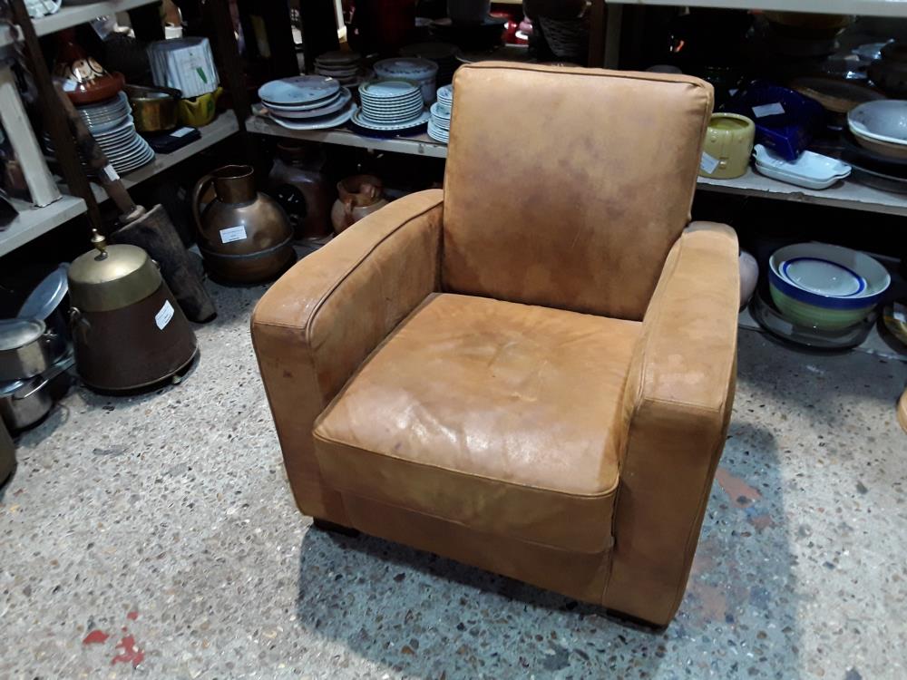 FAUTEUIL TYP CLUB FACON CUIR VIELLIS TACHE SUR COUSSIN
