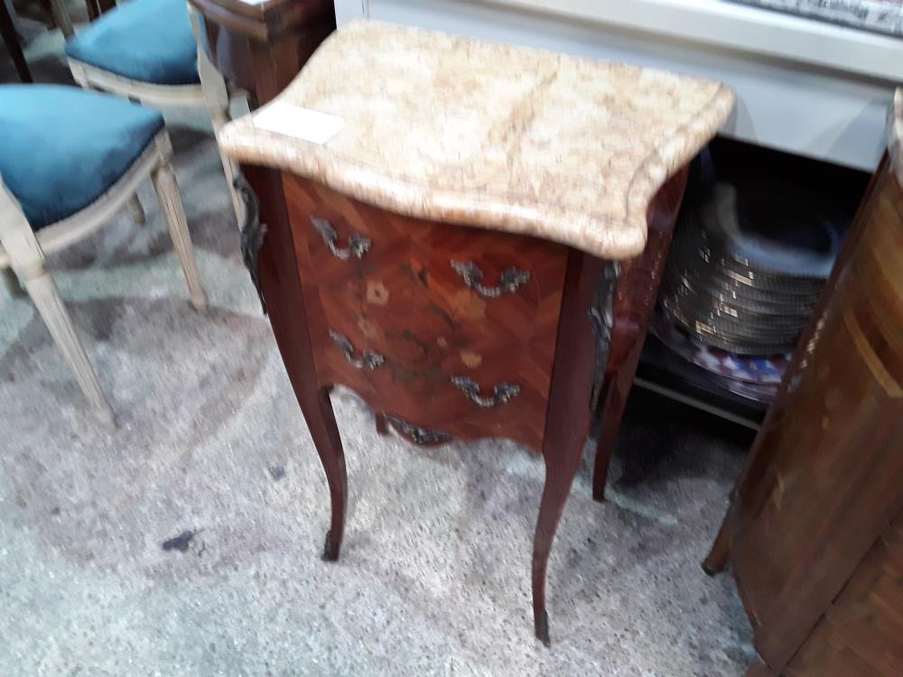 CHEVET MARQUETE 2 TIROIRS MARBRE BEIGE PETIT DEFAUT 