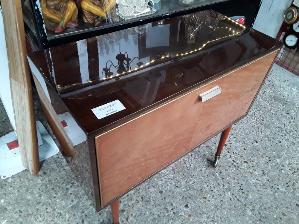 MEUBLE BAR ANNEE 60 SUR ROULETTES ABATTANT