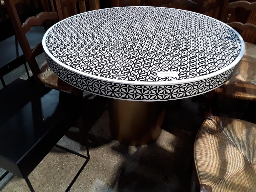 TABLE RONDE 102CM DECOR NOIR ET BLANC PIED CENTRAL DORE