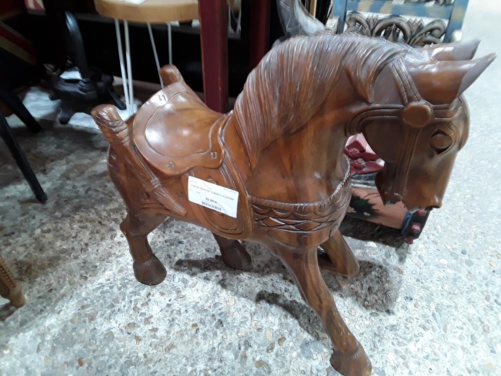 CHEVAL BOIS MM QUEUE A LA CAISSE