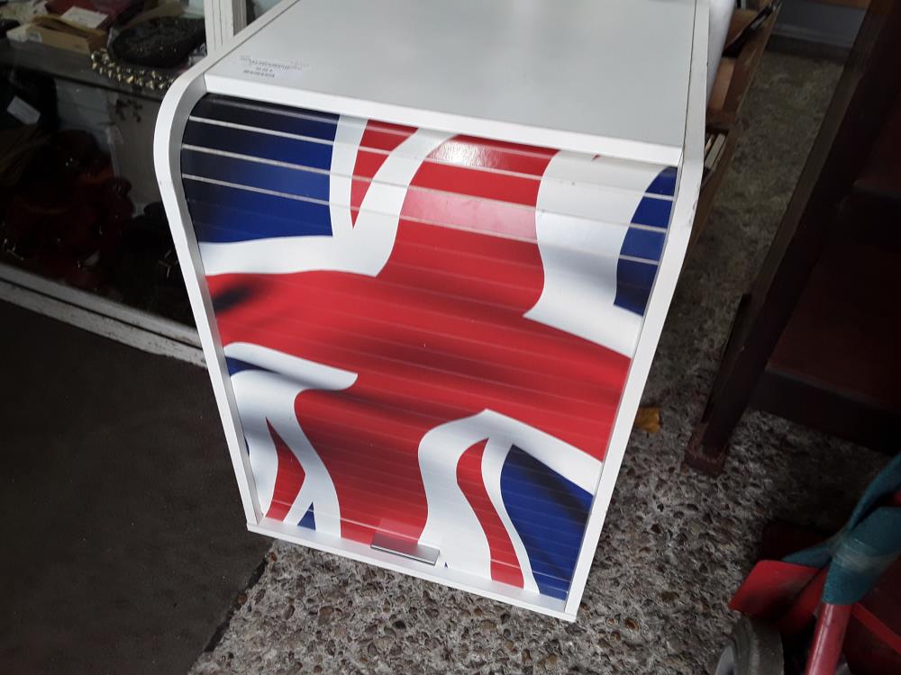 MEUBLE A RIDEAU DECOR DRAPEAU ANGLAIS A ROULETTES