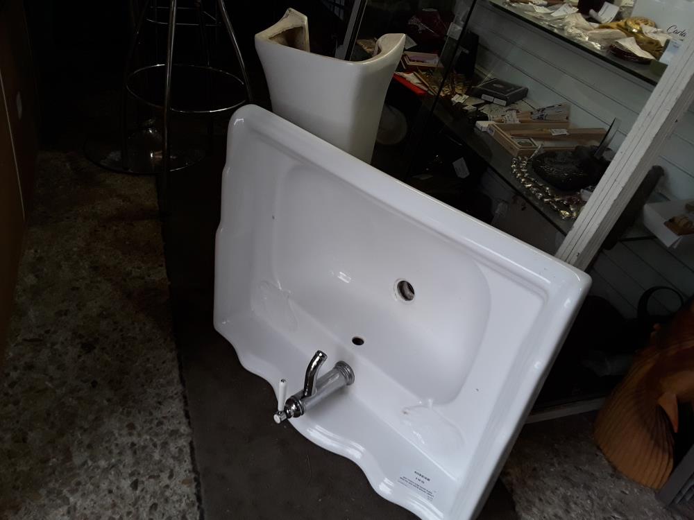 LAVABO VINTAGE BLANC SUR COLONNE PORTE SAVON DECO COQUILLAGE