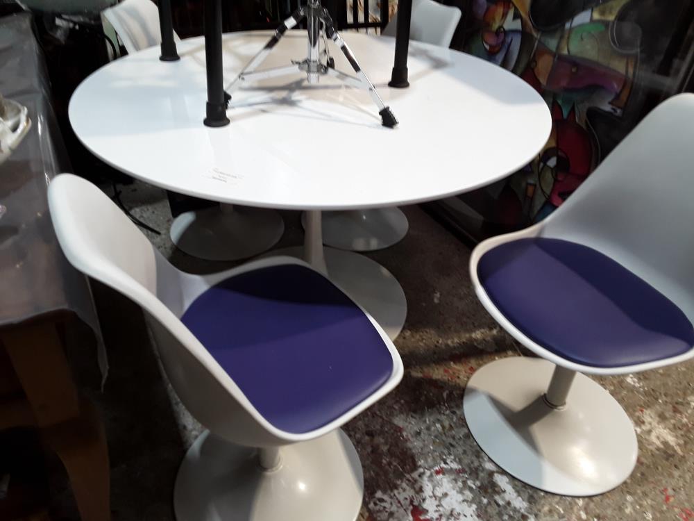 SERIE DE 4 CHAISES COQUES  BLANCHES  ASSISES VIOLETTES