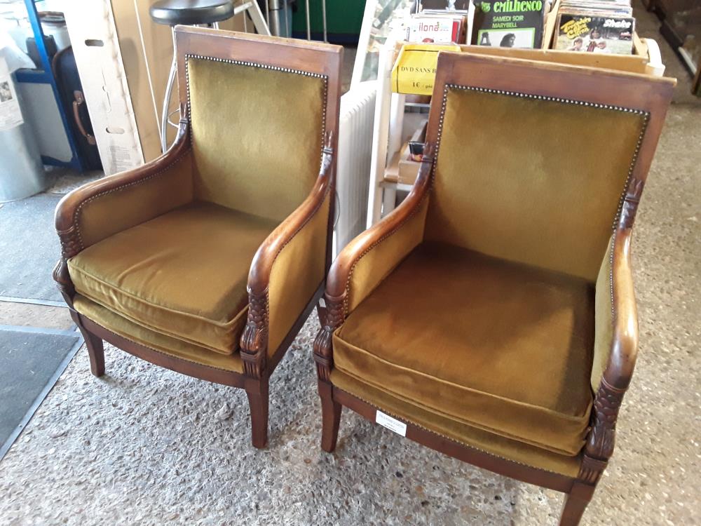 PAIRE DE BERGERES STYLE EMPIRE TETES DE DAUPHINS VELOURS OCRE