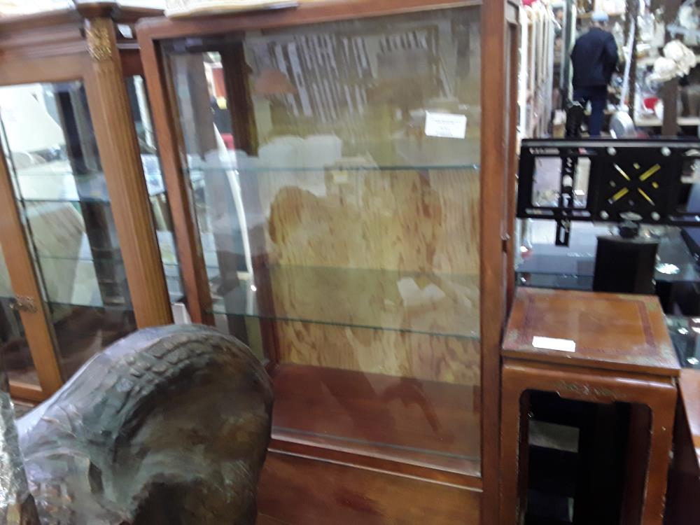VITRINE ART DECO 2 ETAGERES EN VERRE ACCIDENTEE
