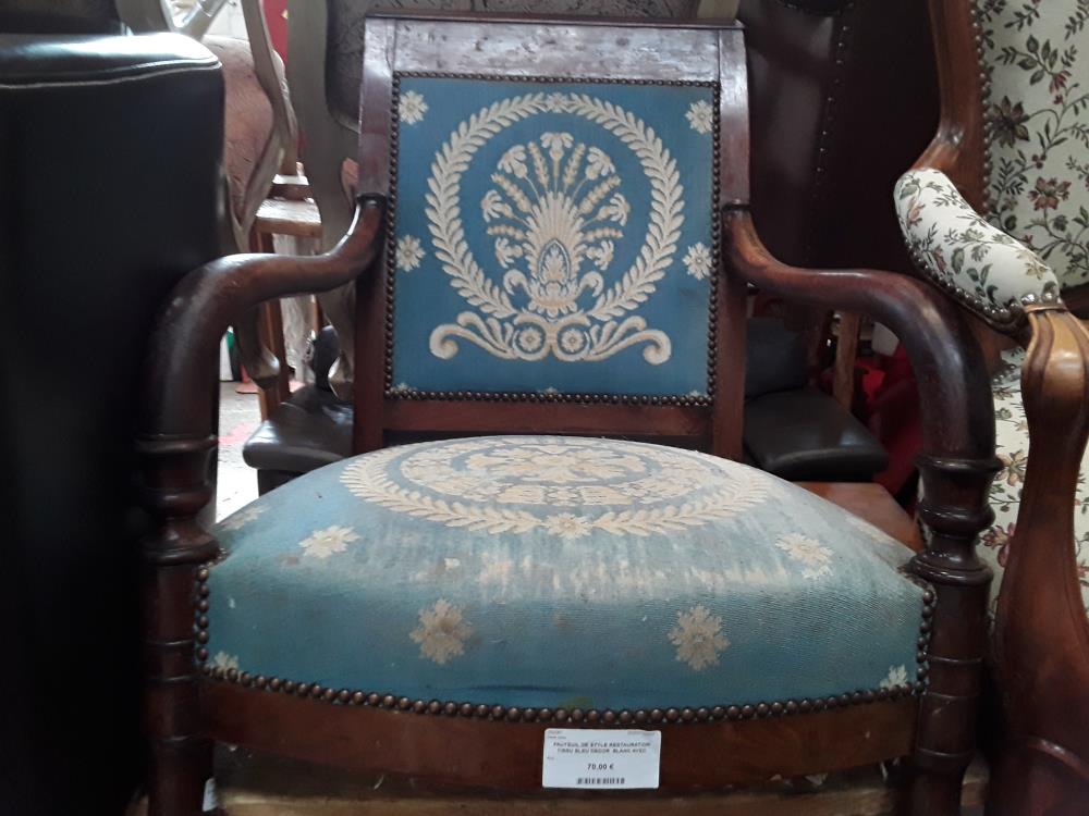 FAUTEUIL DE STYLE RESTAURATION TISSU BLEU DECOR  BLANC AVEC DEFAUT ASSISE