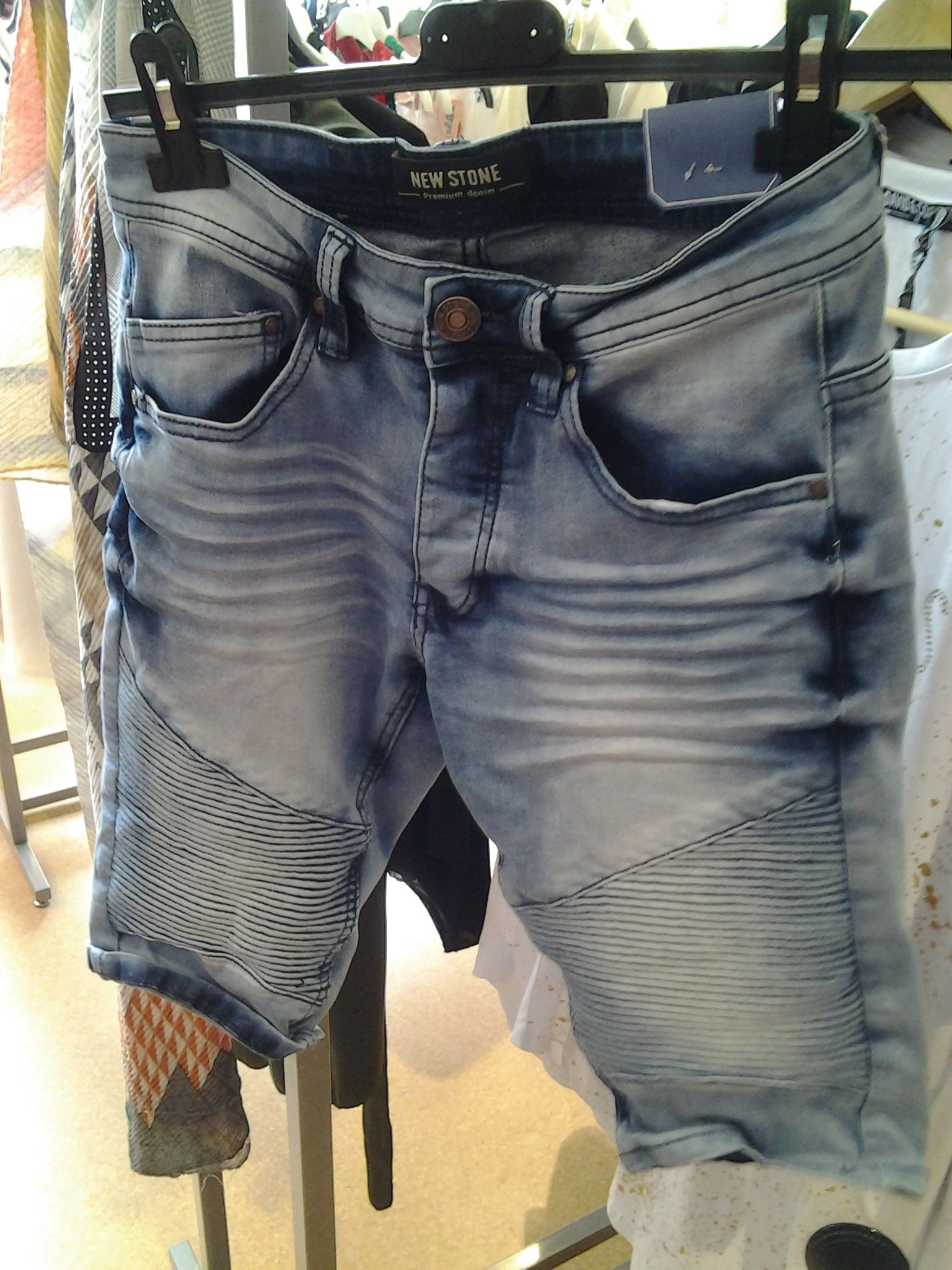 SHORT NEUF JEAN COURT TAILLE 28