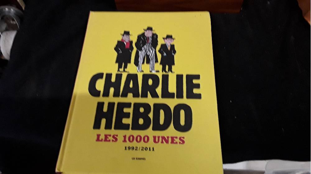 LIVRE CHARLIE HEBDO 1000 UNES 