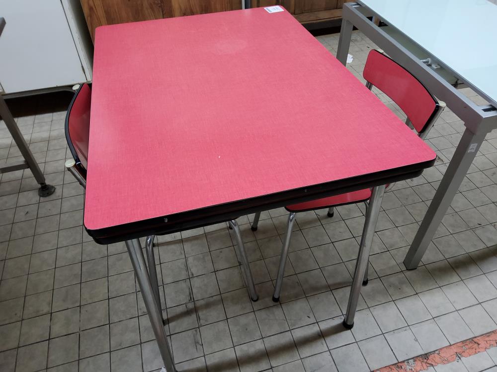 TABLE FORMICA ROUGE + 2 CHAISES