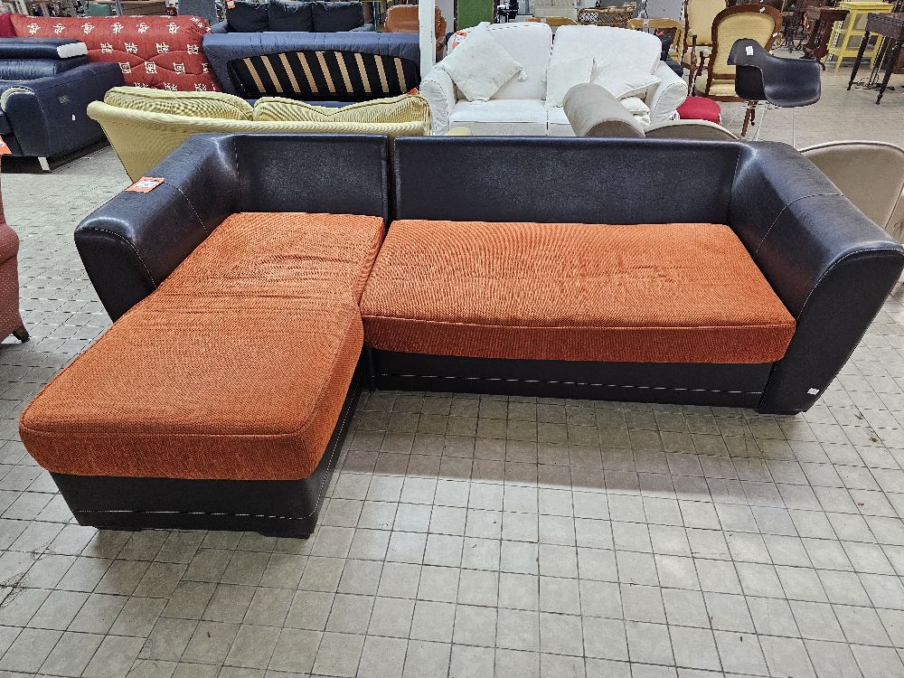 SALON D'ANGLE SIMILI CHOCOLAT ET TISSUS ORANGE