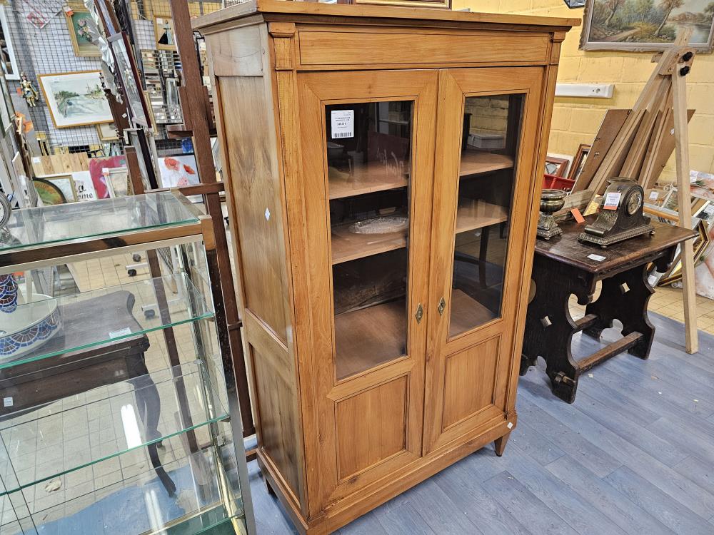 VITRINE DIRECTOIRE MERISIER 2P + CLE