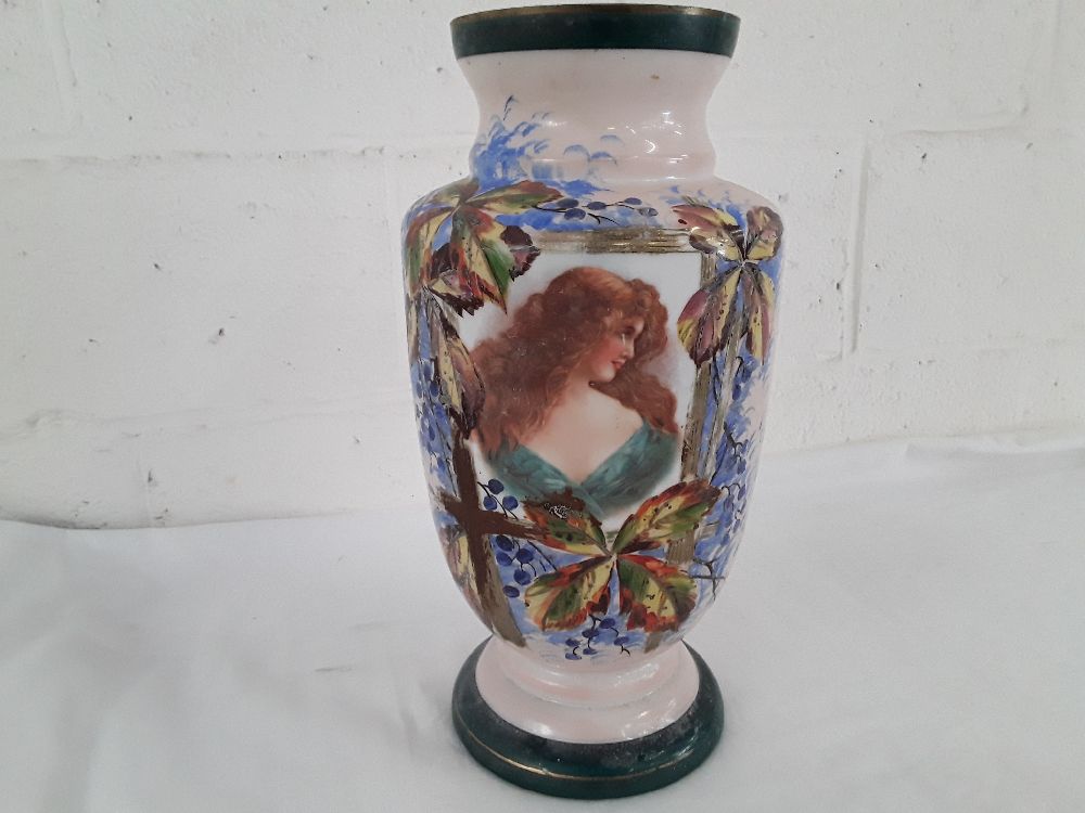 VASE OPALINE DECO ROMANTIQUE 
