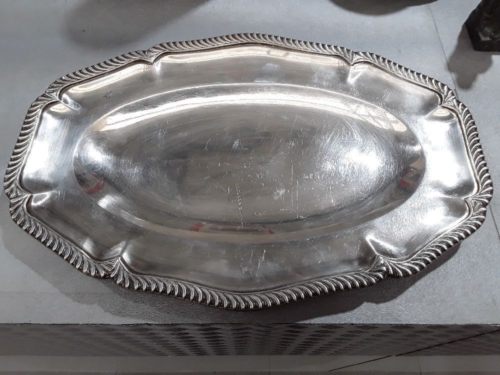 PLAT EN METAL ARGENTE DE ST LOUIS XV