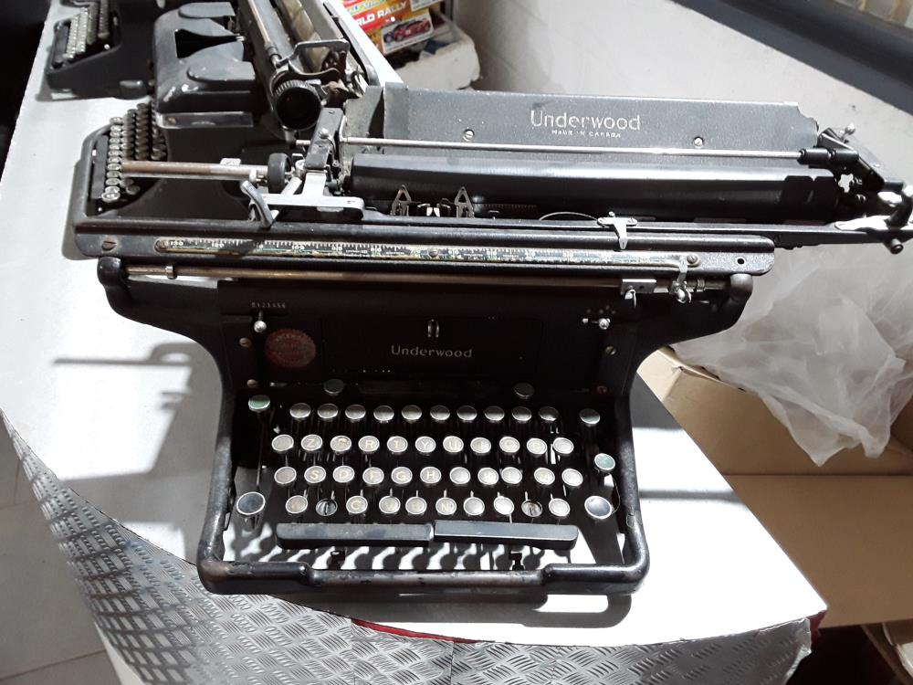 MACHINE A ECRIRE AZERTI UNDERWOOD MADE IN CANADA DECO RETRO VINTAGE 