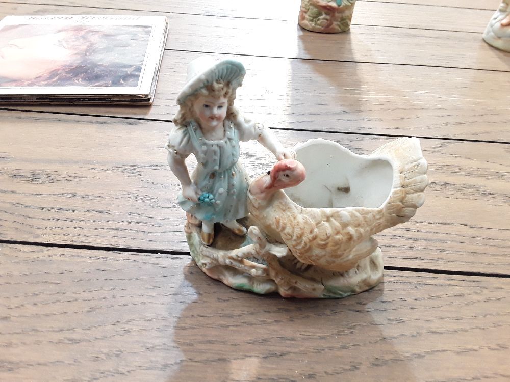 JARDINIÈRE EN PORCELAINE TENDRE 