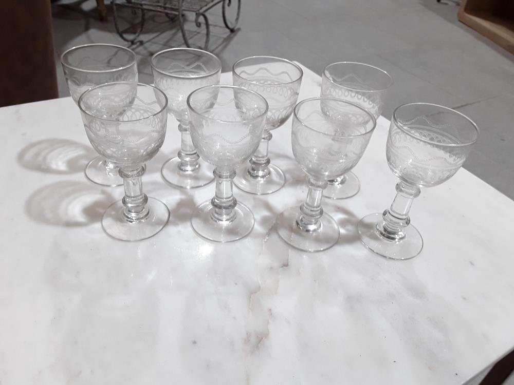 SERIE DE 8 VERRES À LIQUEUR GRAVE TRAVAIL 19ÉME 