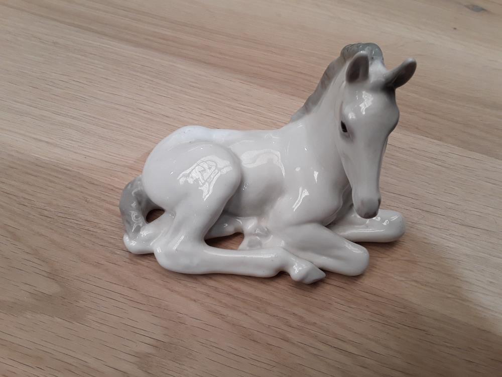 CHEVAL EN PORCELAINE 