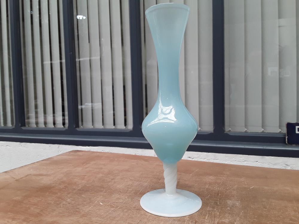 VASE OPALINE 