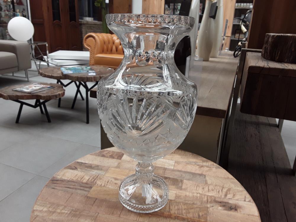 VASE EN CRISTAL TAILLÉ FORME A L'ANTIQUE 