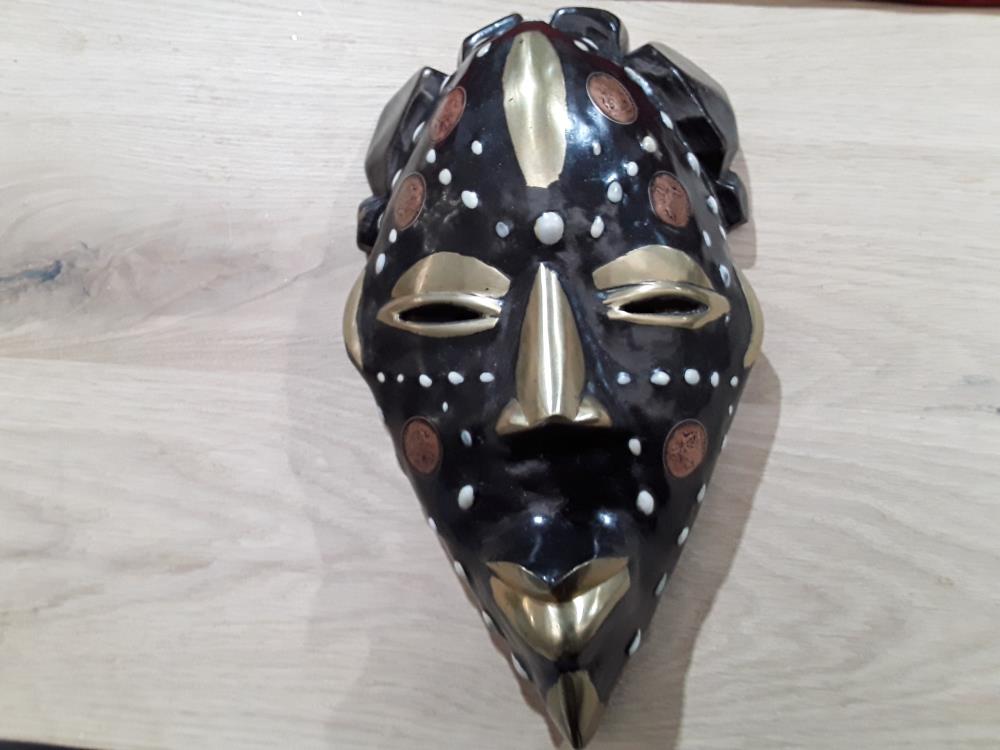 MASQUE AFRICAIN  À INCRUSTATIONS 