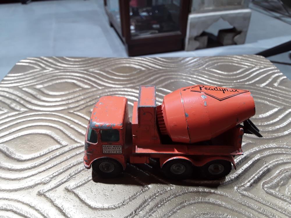 CAMION  REDDY MIX CONCRETE TRUCK N13