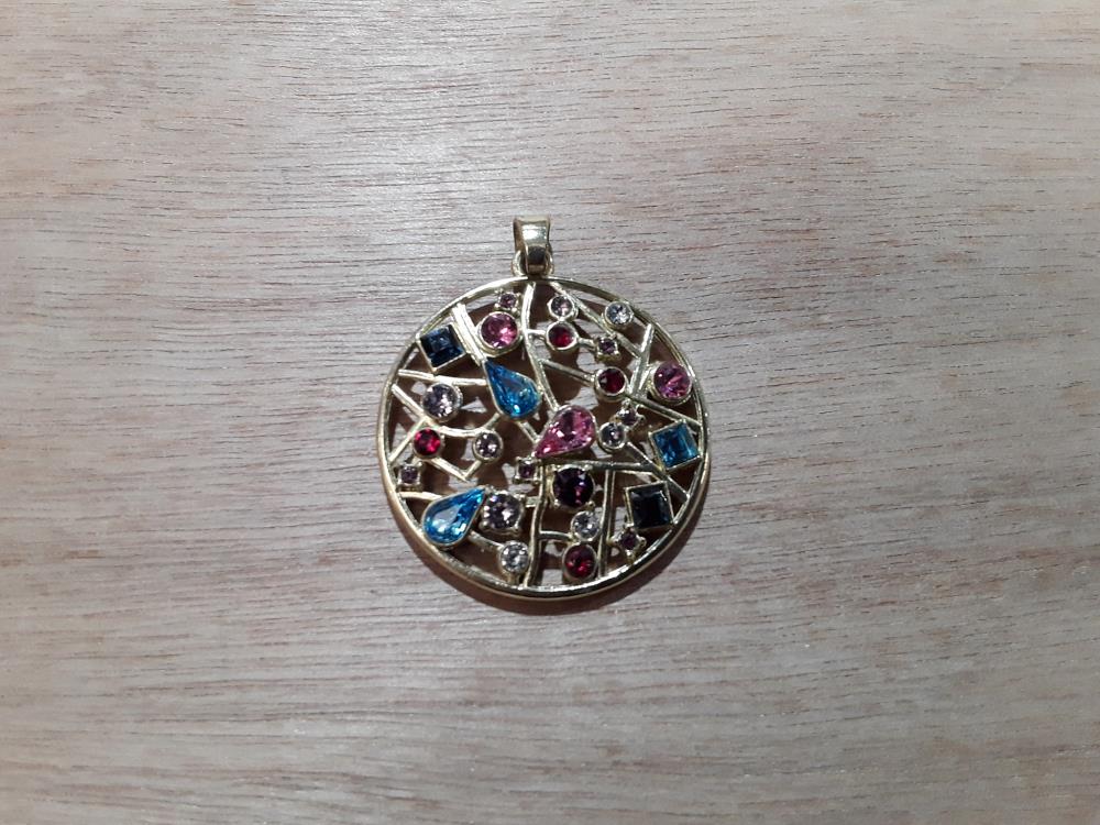 PENDENTIF CERCLE DORÉ PIERRES COLORÉE 