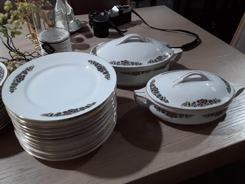 SERVICE EN PORCELAINE 41 PIECES 