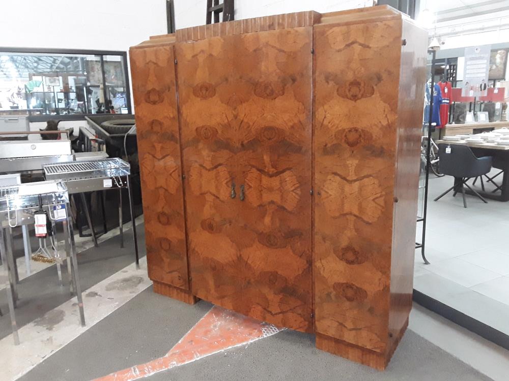 ARMOIRE ART DECO EN LOUPE DE THUYA