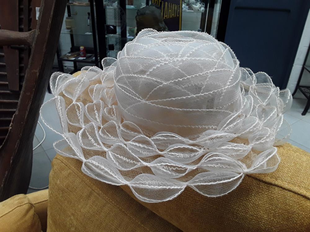 CHAPEAU EN TULLE 