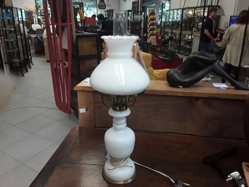 LAMPE EN OPALINE BLANCHE 