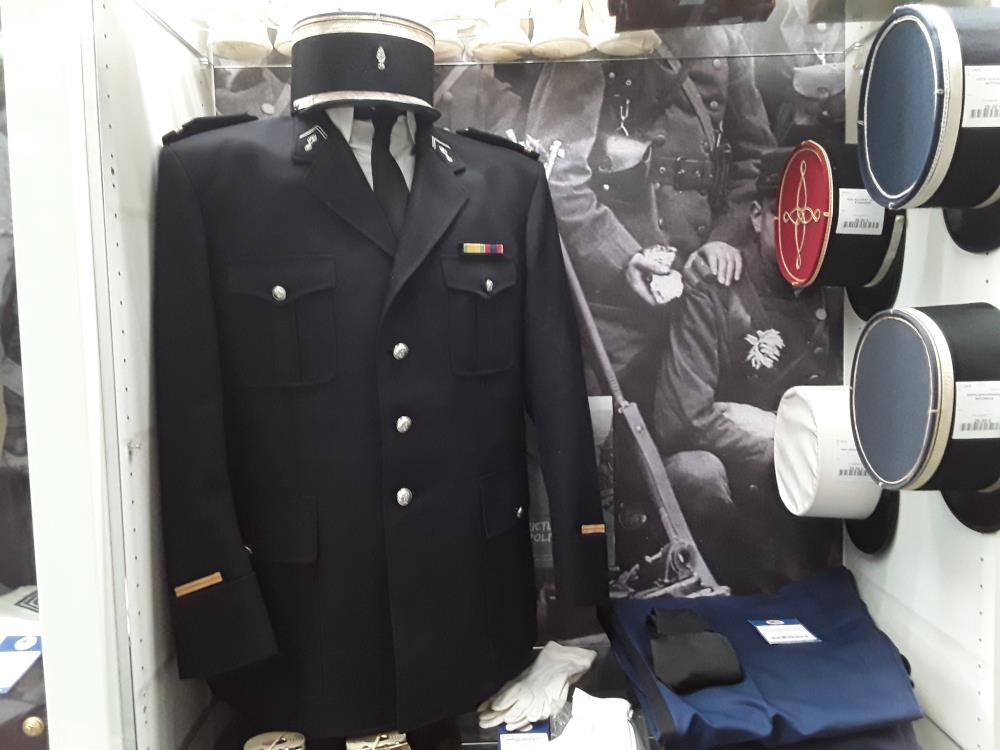 TENUE COMPLÈTE VAREUSE GENDARMERIE NANTIONALE 4 PANTALONS 3 CRAVATES 1 KÉPIS 1 CHEMISE 1 VESTE AVEC 