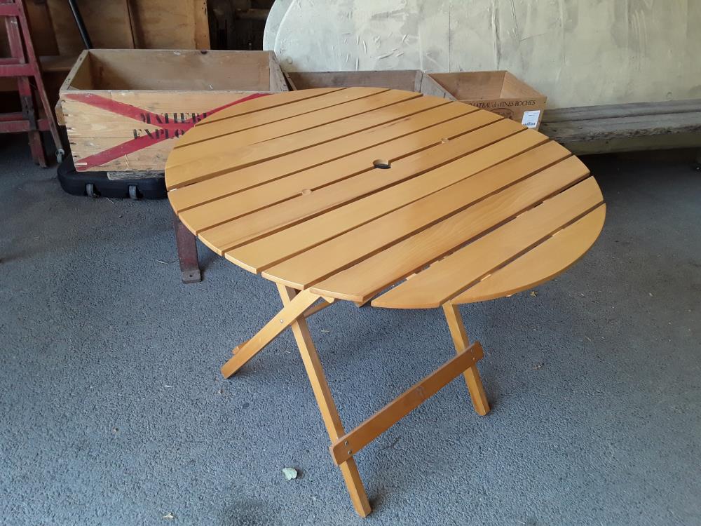 TABLE RONDE PLIANTE EN BOIS 