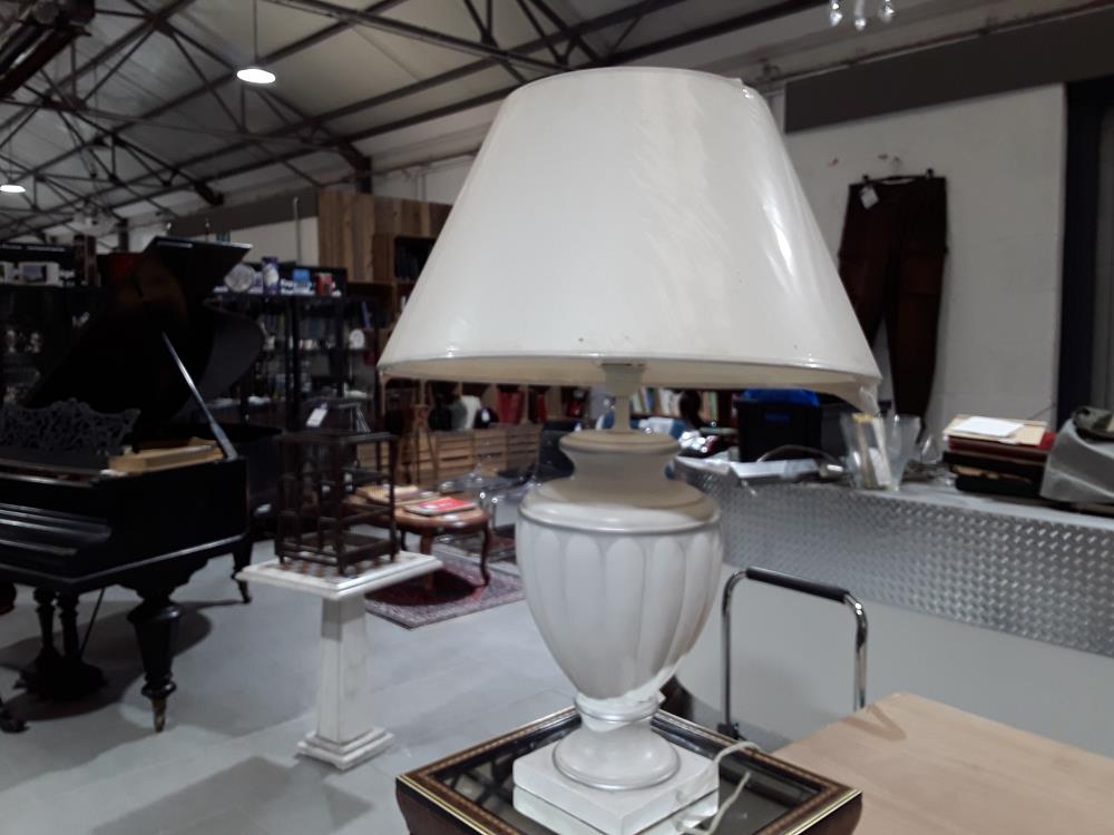 LAMPE AVEC ABAJOUR 