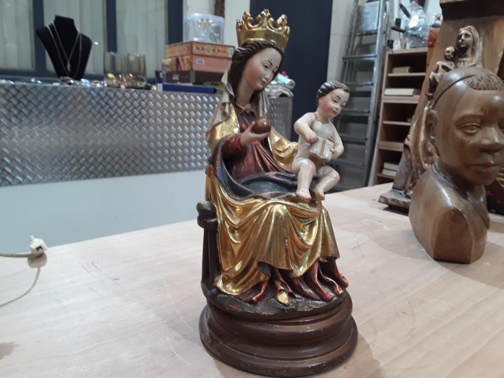 VIERGE À L'ENFANT EN BOIS SCULPTE POLYCHROME 