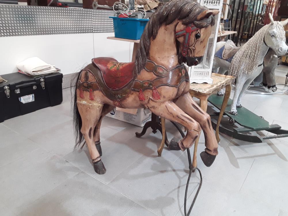 CHEVAL DE MANEGE EN BOIS SCULPTÉ POLYCHROME 