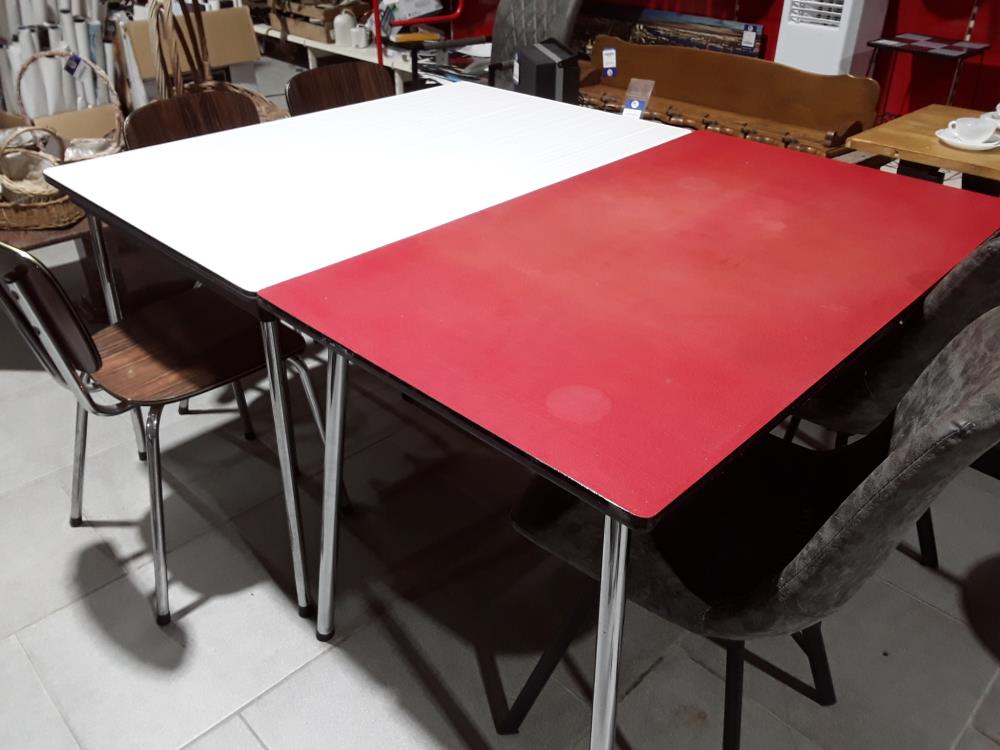 TABLE DE CUISINE EN FORMICA 