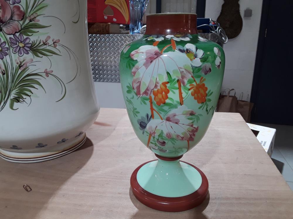 VASE EN OPALINE PEINTURE ÉMAILLÉE 