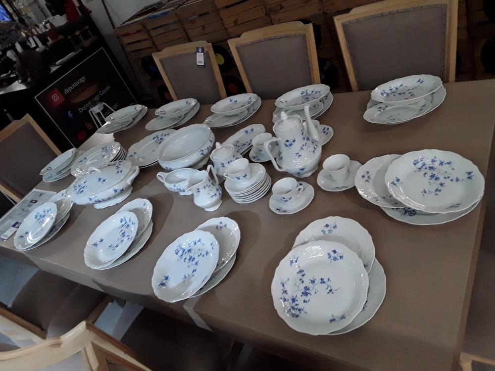 SERVICE EN PORCELAINE MOTIF MYOSOTIS