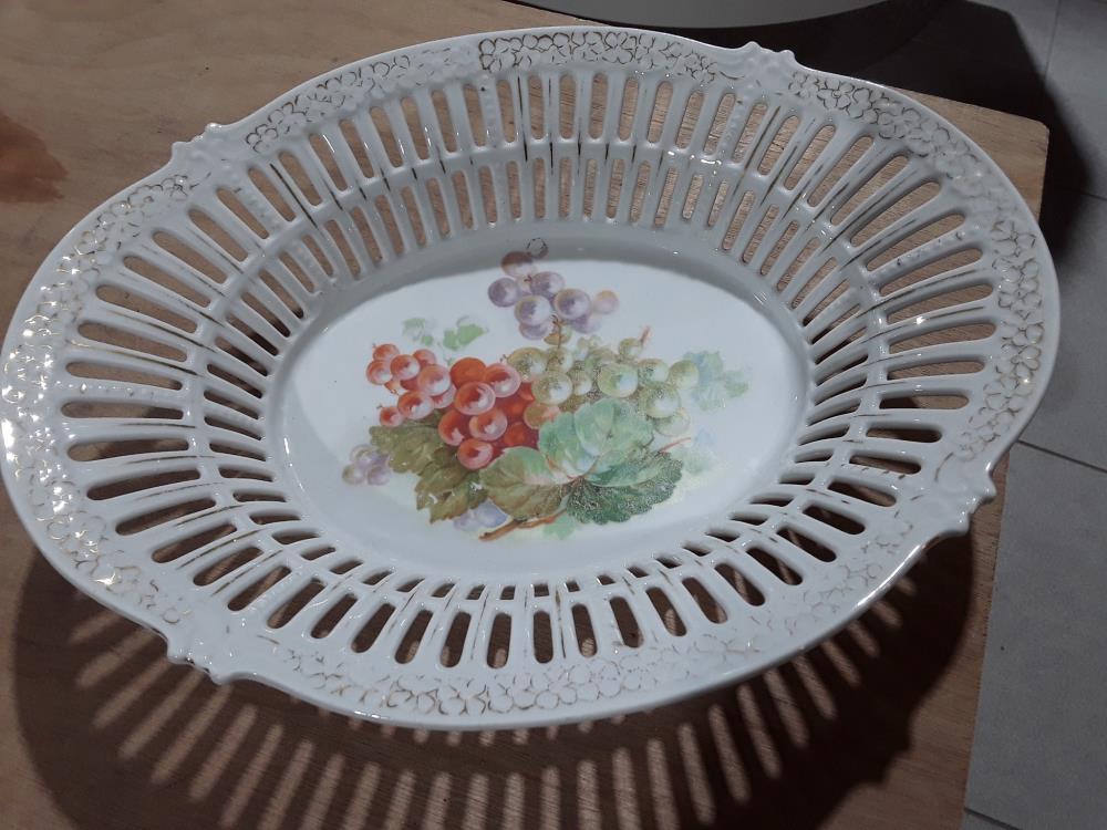 PLAT AJOURÉ EN PORCELAINE BLANCHE 